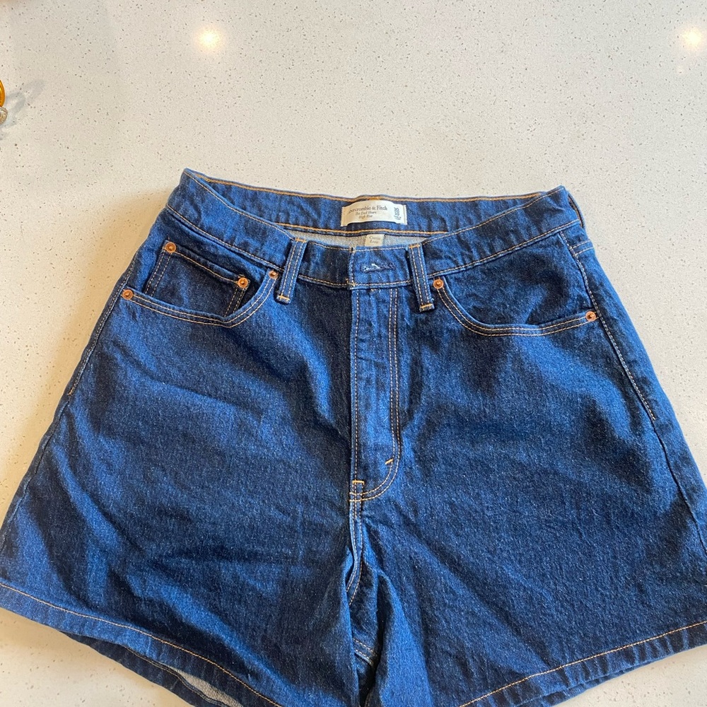 Abercrombie & Fitch - Curve Love - “the dad short” high rise